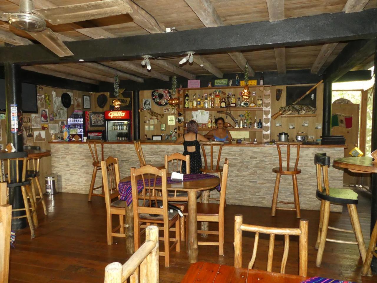 Hotel Kangaroo Y Restaurante Rio Dulce Town Extérieur photo