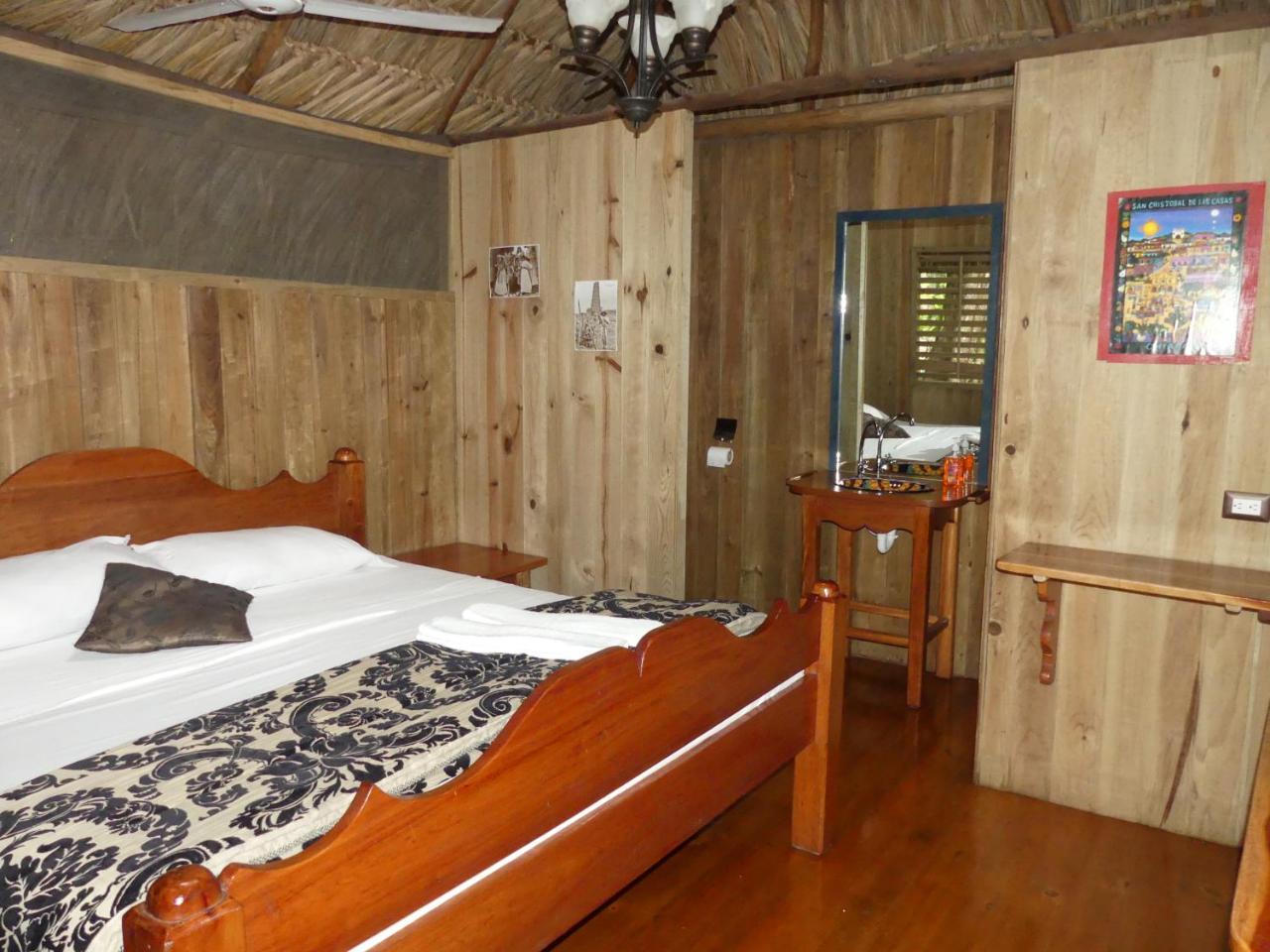 Hotel Kangaroo Y Restaurante Rio Dulce Town Extérieur photo