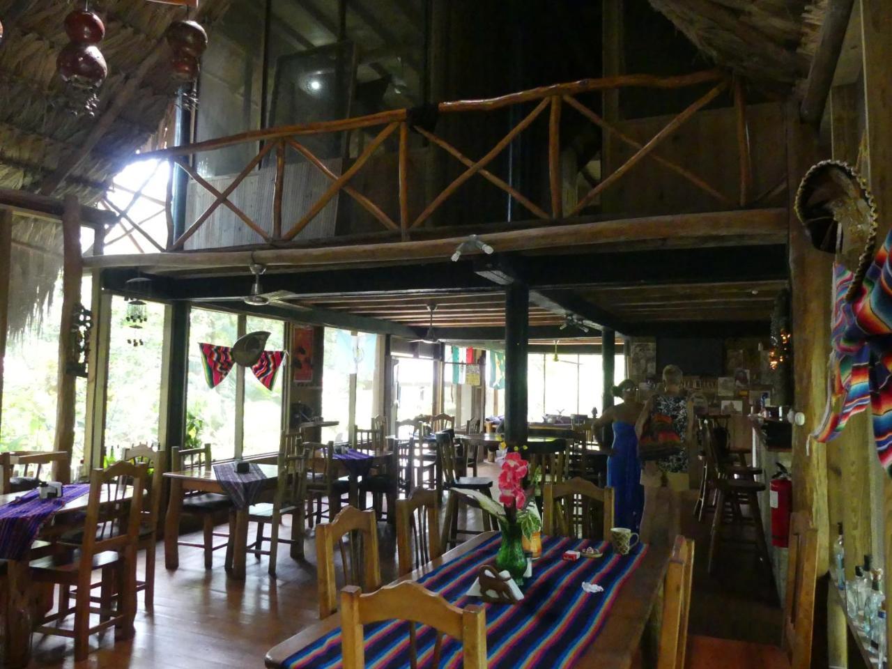 Hotel Kangaroo Y Restaurante Rio Dulce Town Extérieur photo