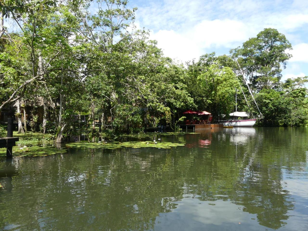 Hotel Kangaroo Y Restaurante Rio Dulce Town Extérieur photo