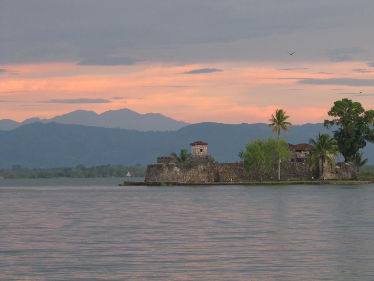 Hotel Kangaroo Y Restaurante Rio Dulce Town Extérieur photo