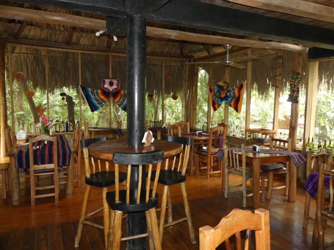 Hotel Kangaroo Y Restaurante Rio Dulce Town Extérieur photo