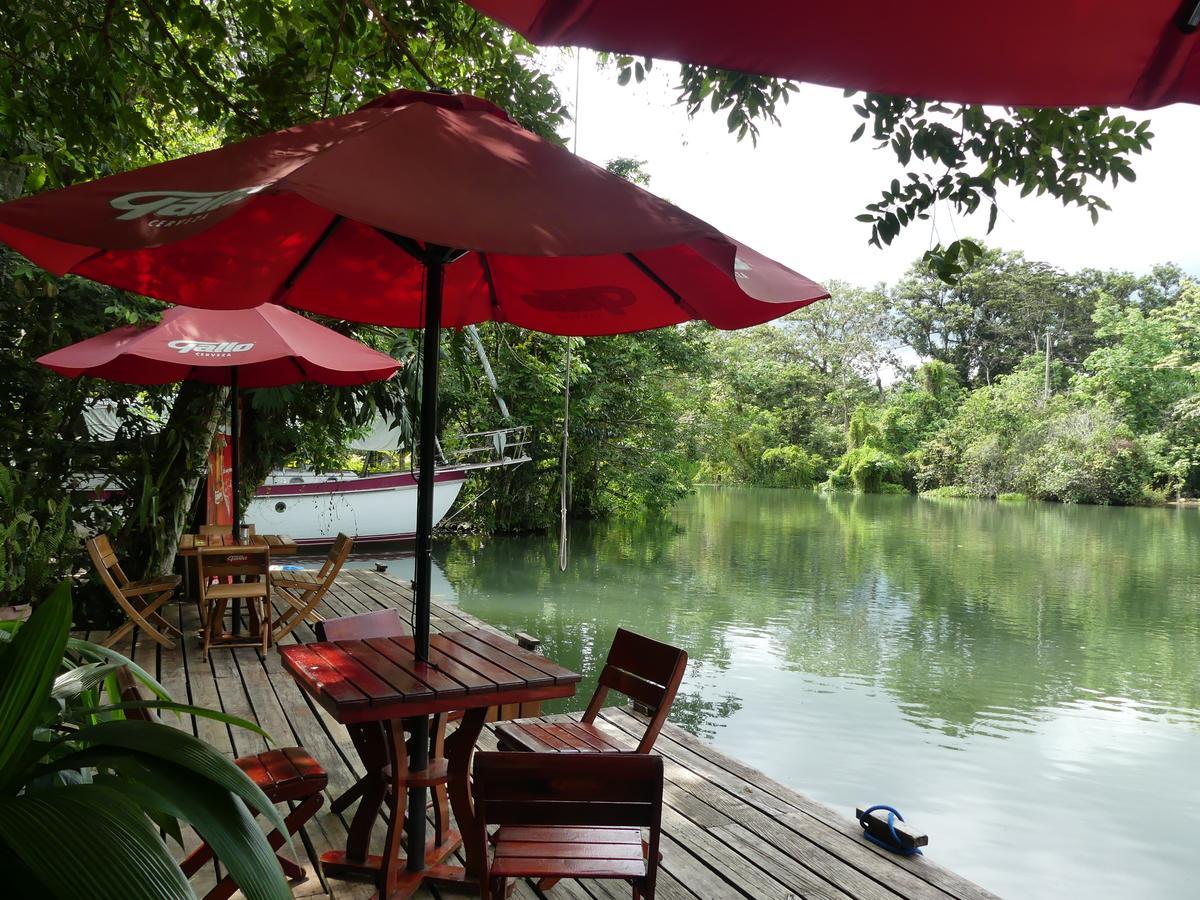Hotel Kangaroo Y Restaurante Rio Dulce Town Extérieur photo