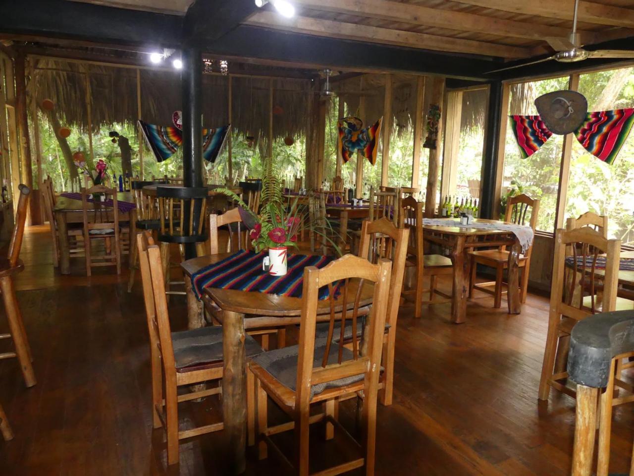 Hotel Kangaroo Y Restaurante Rio Dulce Town Extérieur photo