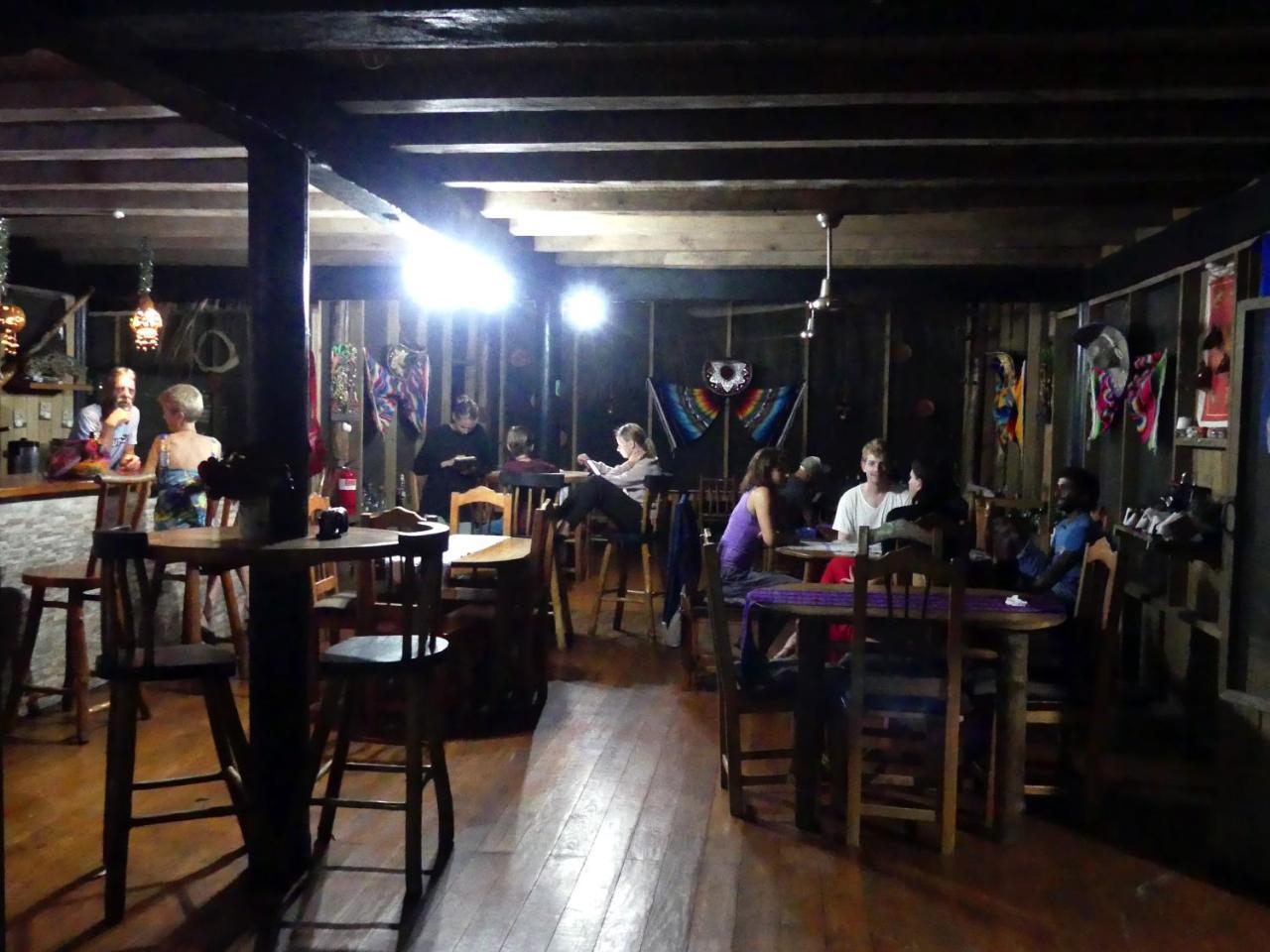 Hotel Kangaroo Y Restaurante Rio Dulce Town Extérieur photo