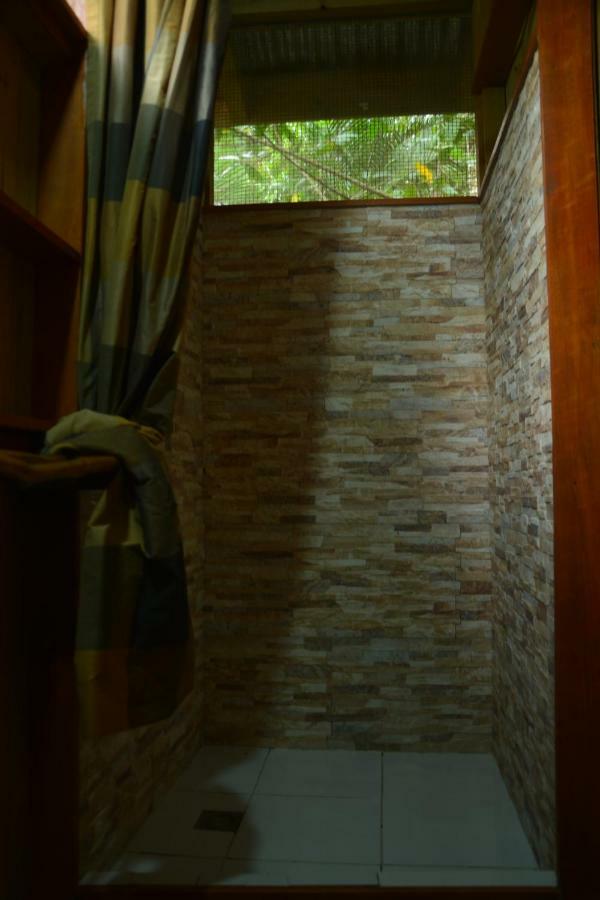 Hotel Kangaroo Y Restaurante Rio Dulce Town Extérieur photo