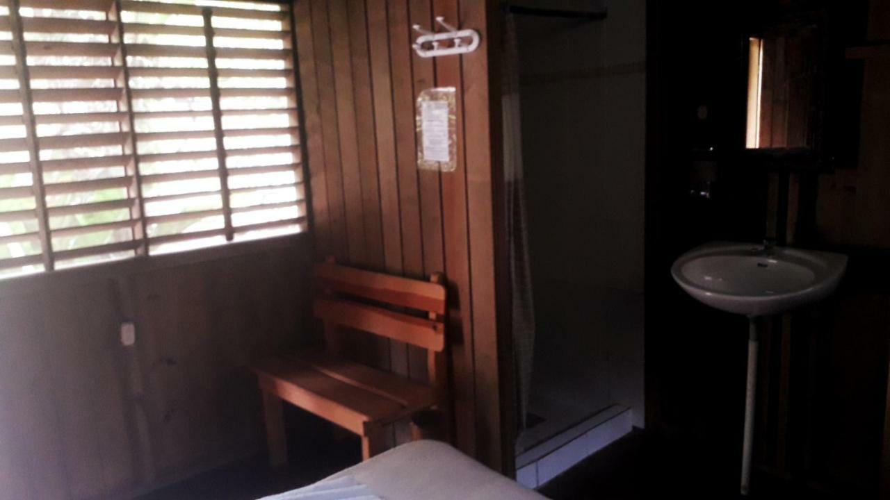 Hotel Kangaroo Y Restaurante Rio Dulce Town Extérieur photo